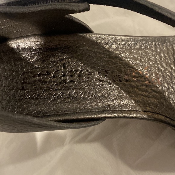 Cirine Metallic Asymmetrical Ankle
Pedro Garcia "Cirine" metallic sandals - Picture 11 of 13